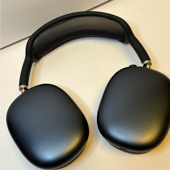 Air Pods Maxx Midnight Over-Ear Headphones w/ Smart Case & USB-C Cable - Picture 5 of 10